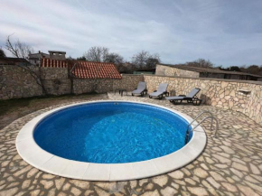 Attractive Holiday Home with Pool bubble bath Patio Courtyard